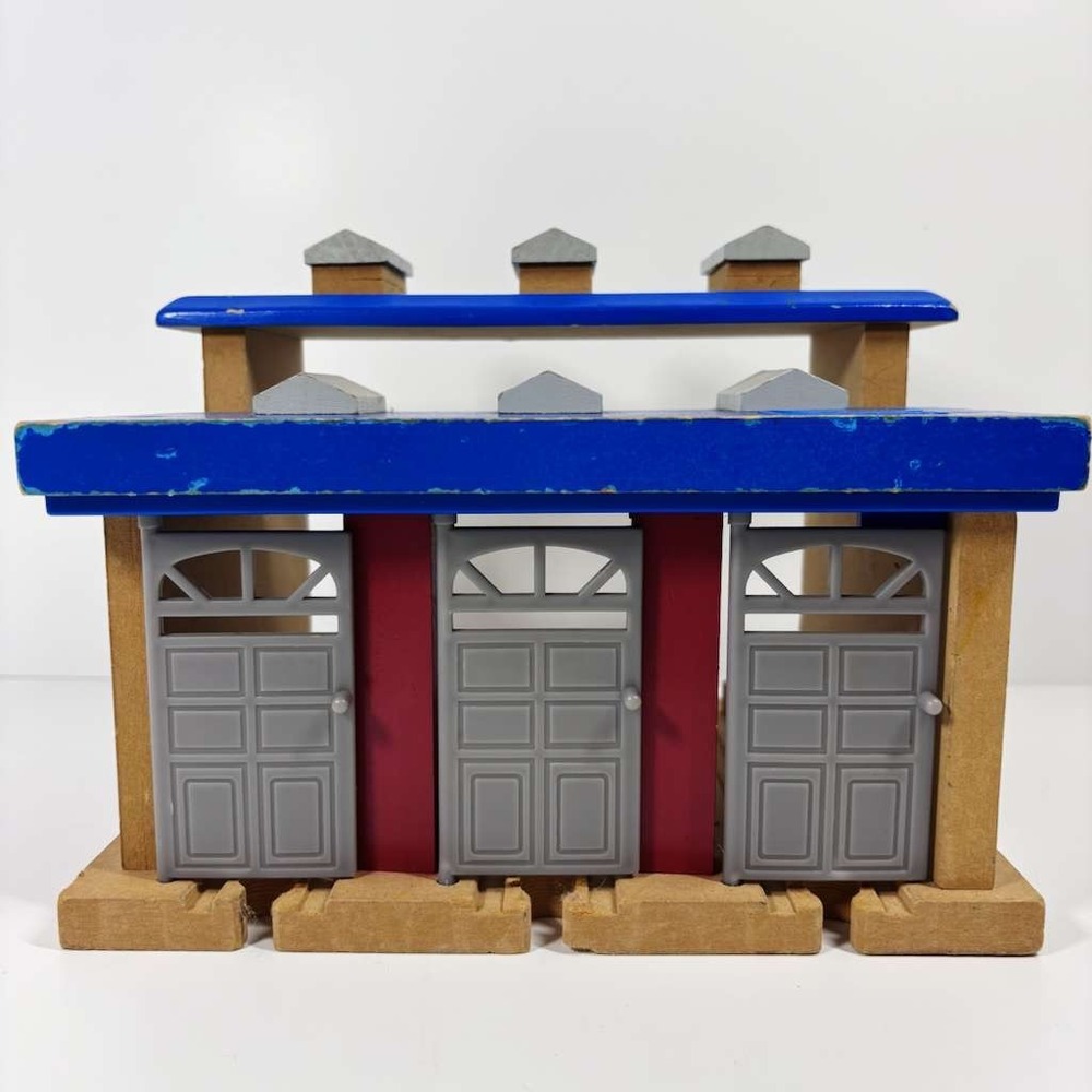 Thomas Train & Brio Wooden Railway Toys R Us Roundhouse Shed-‎ READ